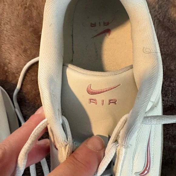 Nike Women’s size 10 Air Max Portal Sneaker White w Pink accents Excellent Cond! - Picture 6 of 8